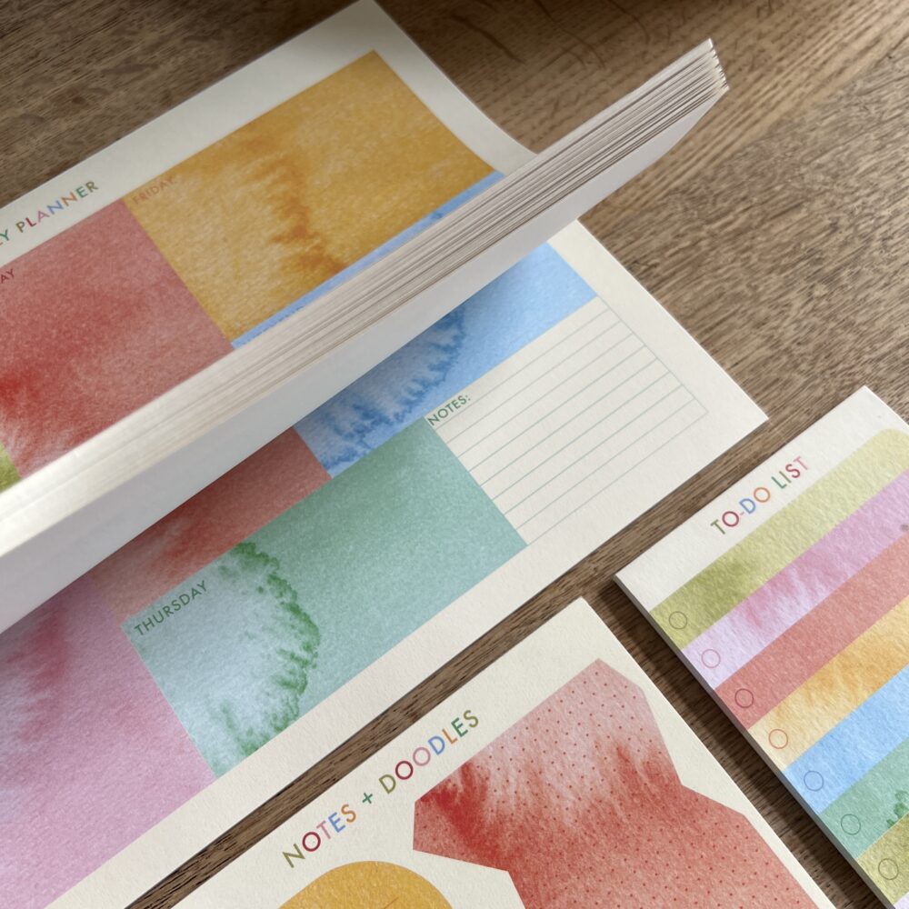 Papieren weekplanner met handgeschilderde waterverfdetails