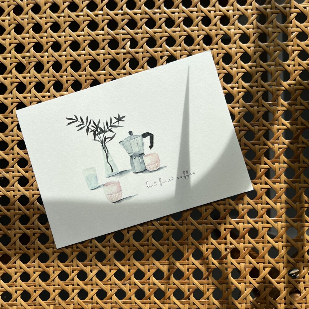 Illustratiekaart met koffiemok en tekst But First Coffee