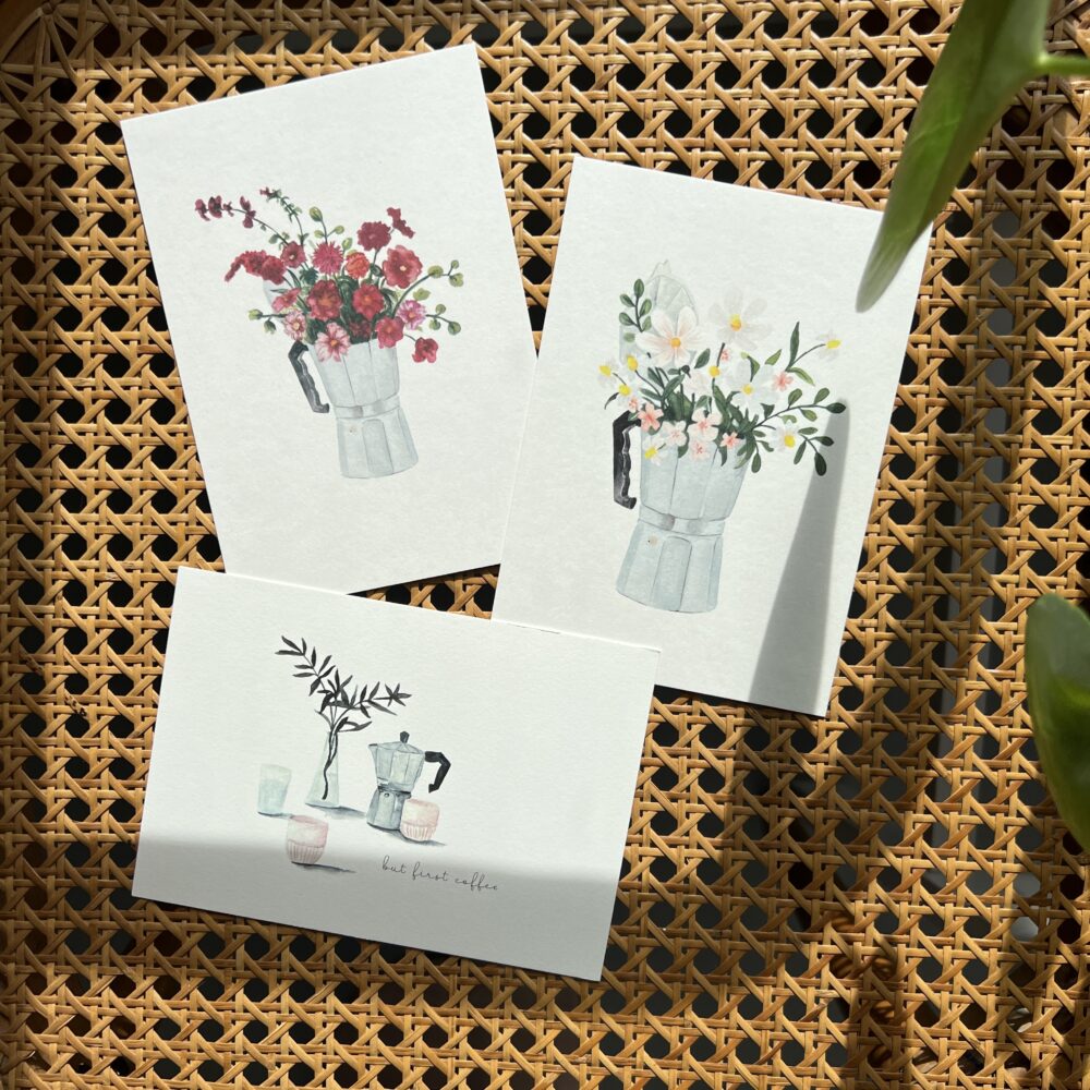 Drie ansichtkaarten met bloemen en moka espresso-illustraties