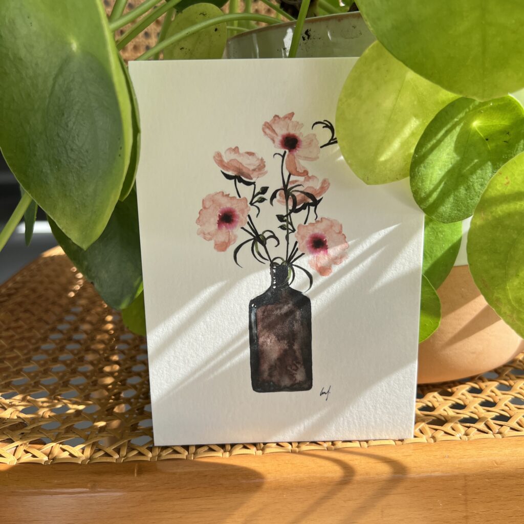 Handgeschilderde ansichtkaart met roze anemonen in bruine fles – Ansichtkaart Anemonen